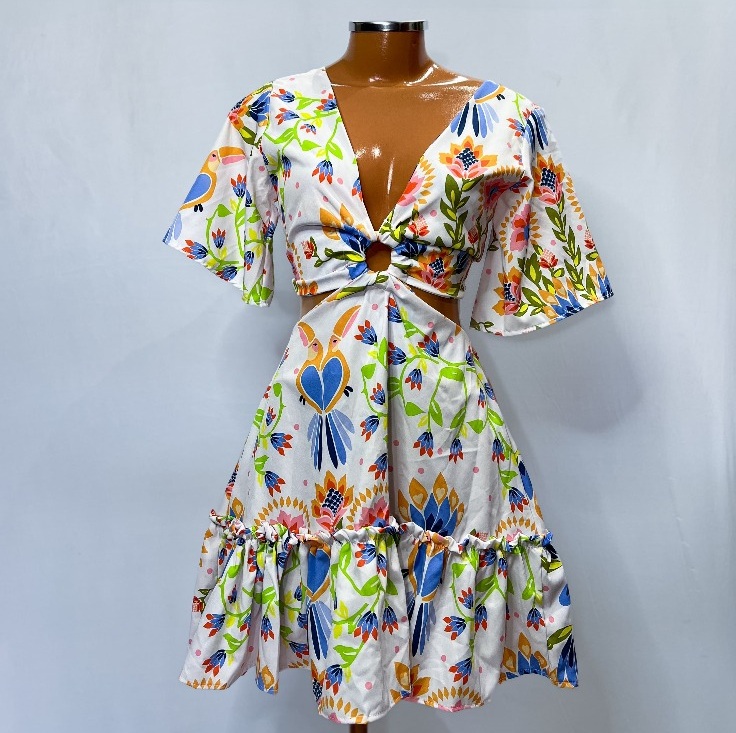 Vestido Elisa — estampa tropical, decote V com aro